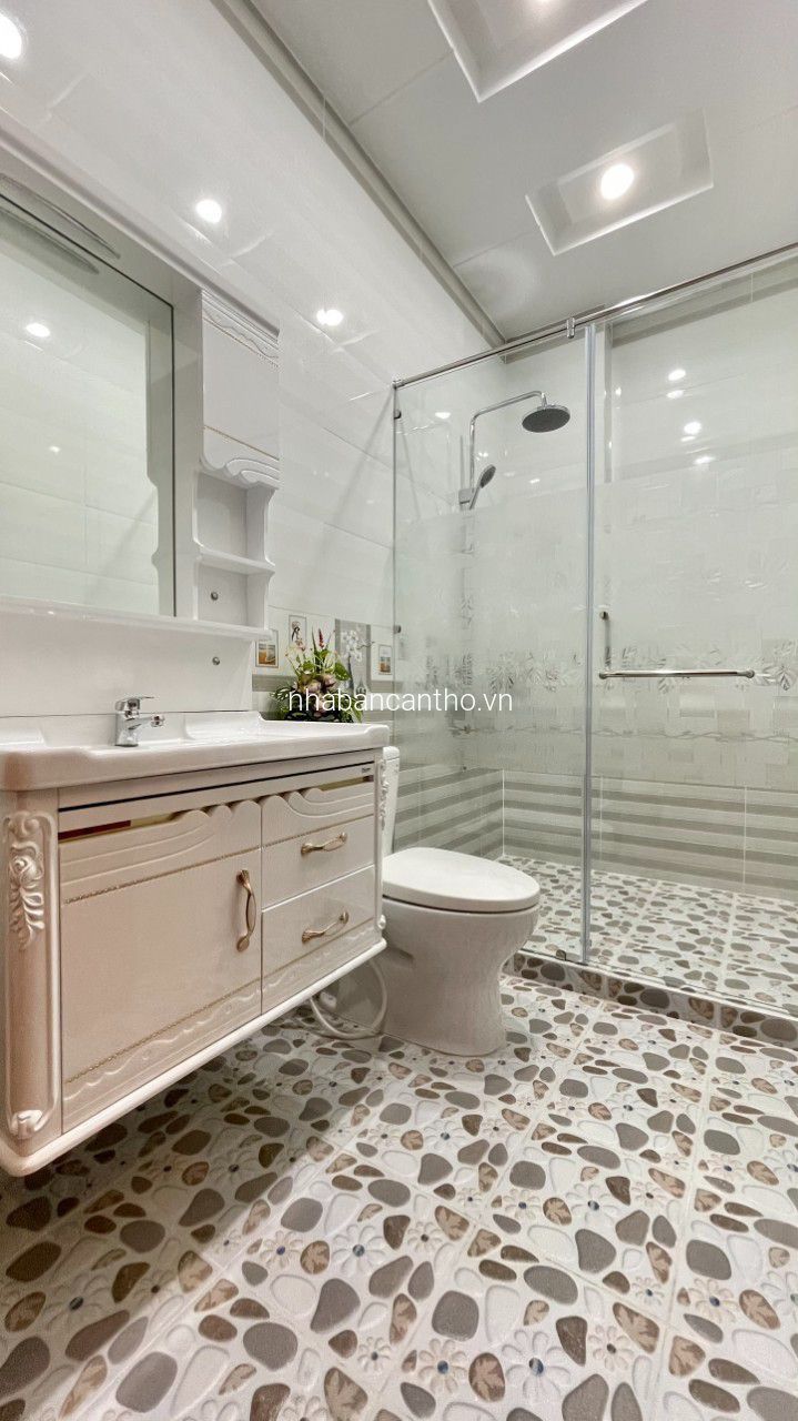 BÁN NHÀ NỘI THẤT GỖ SANG TRỌNG NGAY TRUNG TÂM TP CẦN THƠ - LH 0931.0000.94 GẶP BÌNH