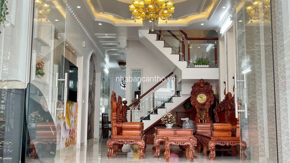BÁN NHÀ NỘI THẤT GỖ SANG TRỌNG NGAY TRUNG TÂM TP CẦN THƠ - LH 0931.0000.94 GẶP BÌNH