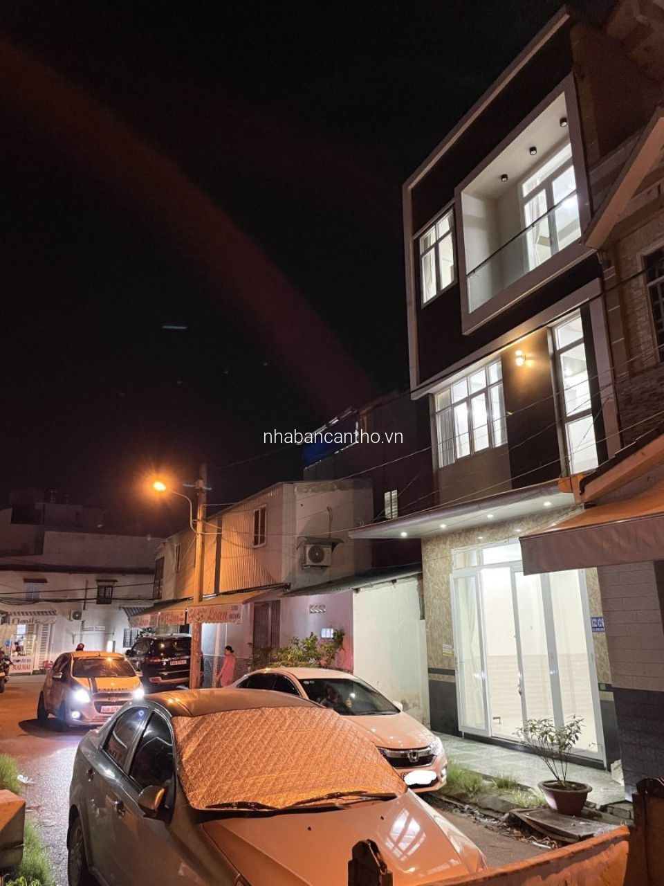 NHÀ 2 LẦU OTO ĐẬU TRONG NHÀ-TRUNG TÂM CẦN THƠ