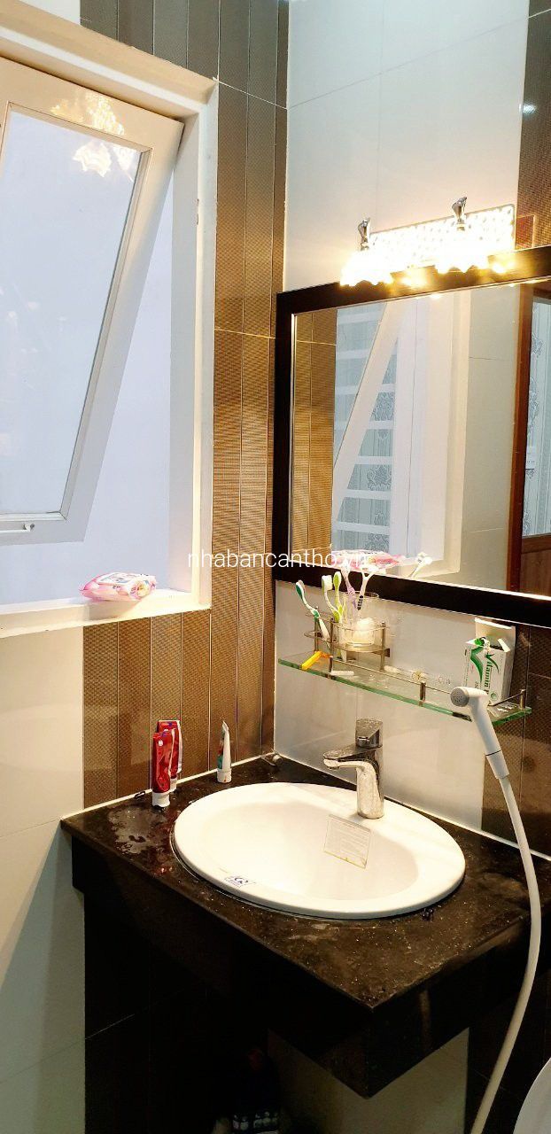 NHÀ 2 LẦU MẶT TIỀN LỘ 15M KDC HÀNG BÀNG•••LH 0931.0000.94 BÌNH