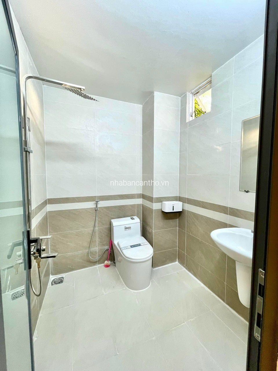 Nhà 1 trệt 1 lầu 3 phòng ngủ kdc 923 - DT: 4,5x16