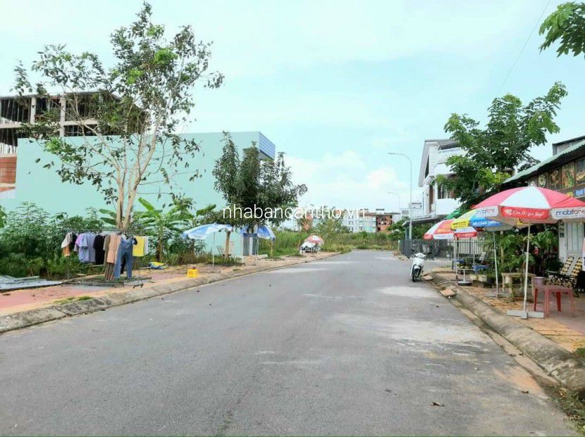 Bán nền đẹp nằm trên đường đẹp thoáng mát, sạch sẽ, khu vực nhiều cây xanh