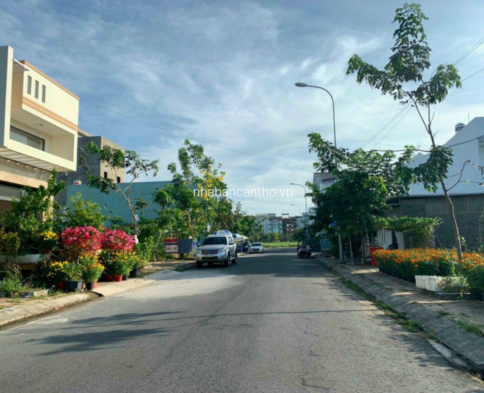 Bán nền đẹp nằm trên đường đẹp thoáng mát, sạch sẽ, khu vực nhiều cây xanh