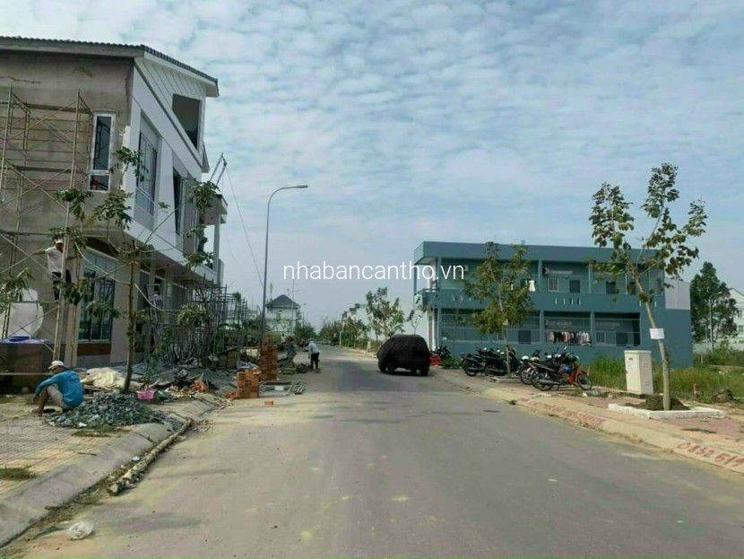 Bán nền đẹp nằm trên đường đẹp thoáng mát, sạch sẽ, khu vực nhiều cây xanh