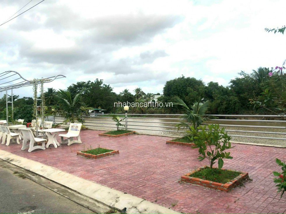 Bán nền biệt thự view mặt tiền lộ và sông rất đẹp, cách chợ phú thứ 500m