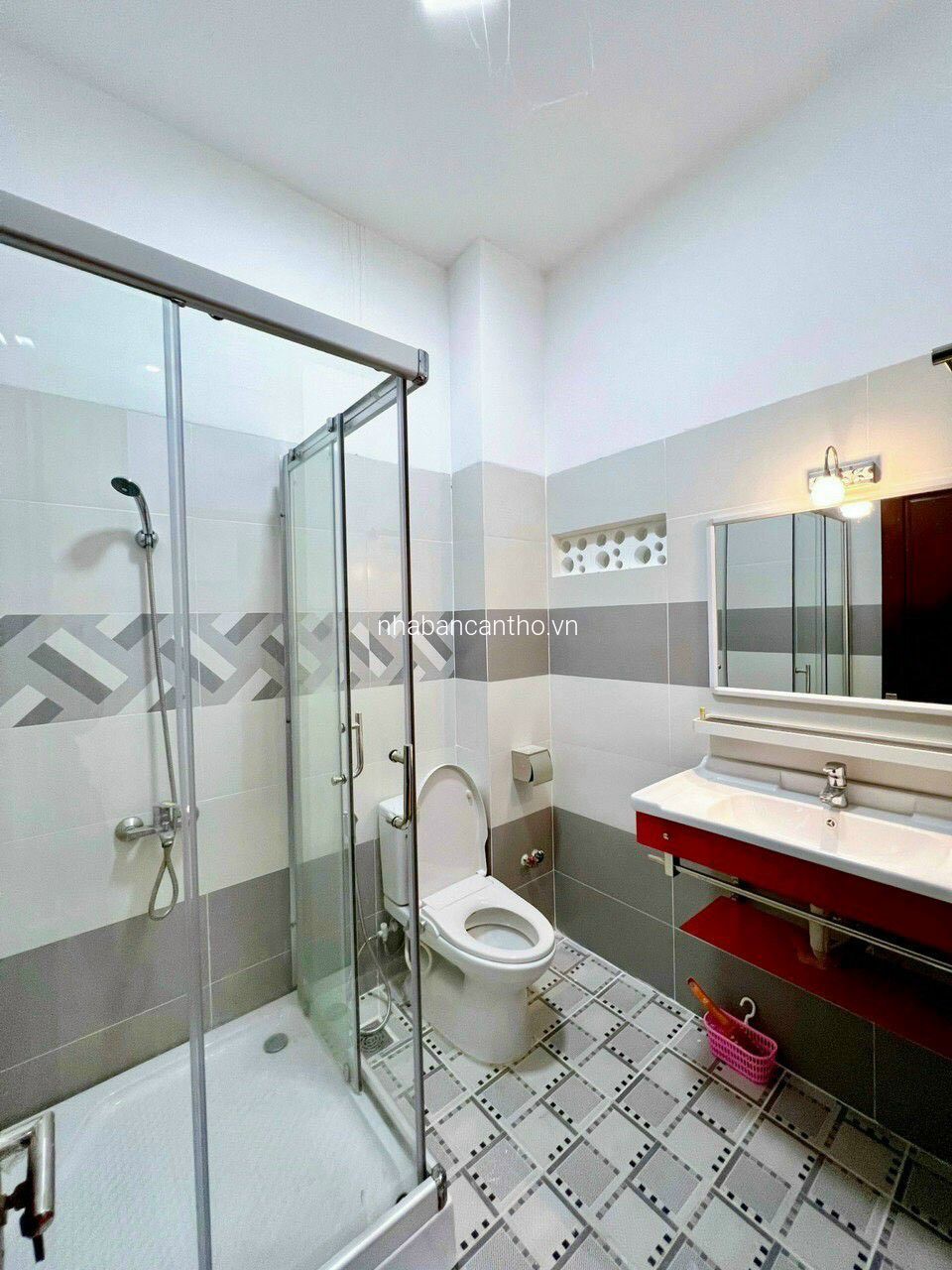 Bán nhà mới đẹp một trệt hai lầu khu dân cư xung túc đầy đủ tiện nghi 