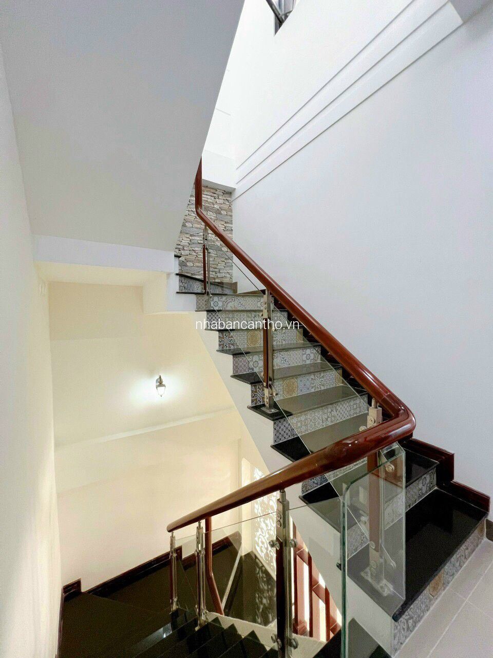 Bán nhà mới đẹp một trệt hai lầu khu dân cư xung túc đầy đủ tiện nghi 