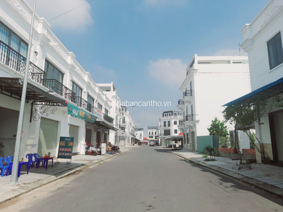 Bán nhà 2 tầng mặt tiền chợ thuận tiện kinh doanh mua bán 