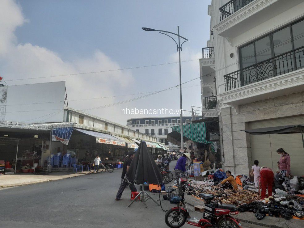 Bán nhà 2 tầng mặt tiền chợ thuận tiện kinh doanh mua bán 