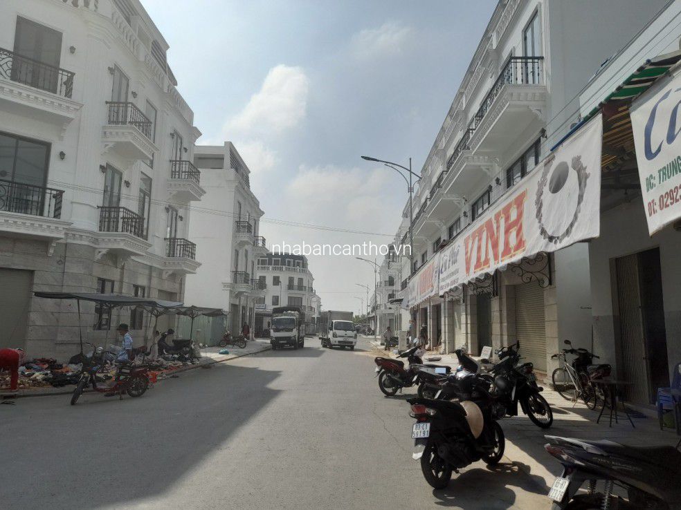 Bán nhà 2 tầng mặt tiền chợ thuận tiện kinh doanh mua bán 