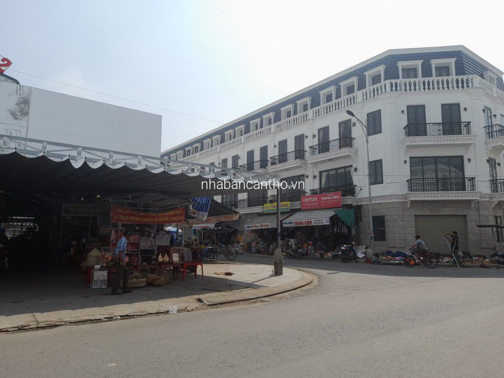 Bán nhà 2 tầng mặt tiền chợ thuận tiện kinh doanh mua bán 