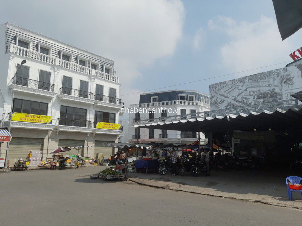 Bán nhà 2 tầng mặt tiền chợ thuận tiện kinh doanh mua bán 