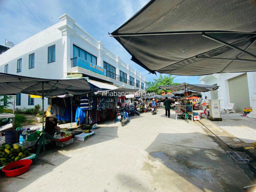 Nhà gốc mặt tiền chợ thuận tiện kinh doanh