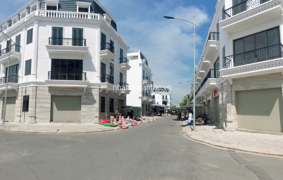 Cần bán nhà mặt tiền chợ 