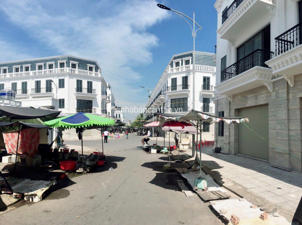 Cần bán nhà mặt tiền chợ 