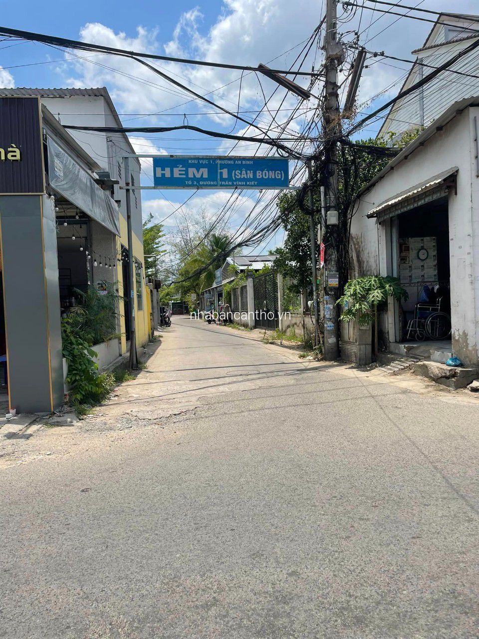 BÁN ĐẤT XÂY TRỌ NGANG SÂN BÓNG AN BÌNH, TRÊN ĐẤT CÓ TẶNG NHÀ CẤP 4 KIÊN CỐ
