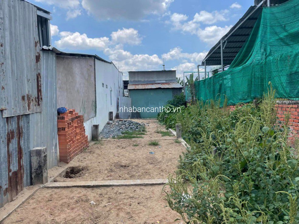 BÁN ĐẤT XÂY TRỌ NGANG SÂN BÓNG AN BÌNH, TRÊN ĐẤT CÓ TẶNG NHÀ CẤP 4 KIÊN CỐ